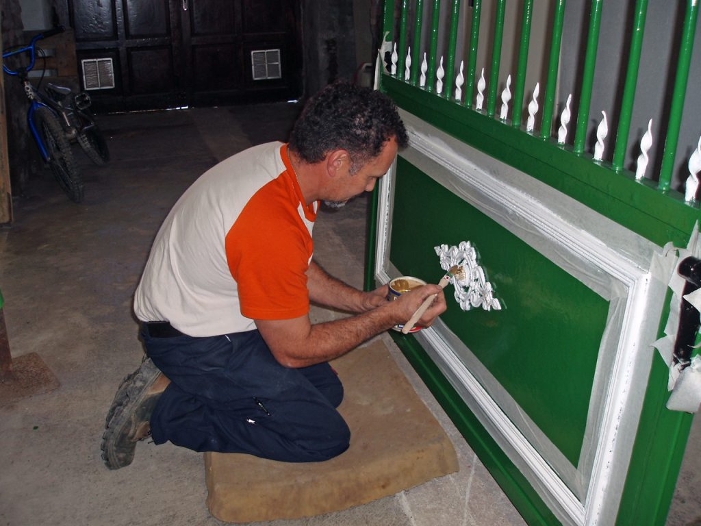 Pose et peinture d'un portail en fer forgé vert et blanc