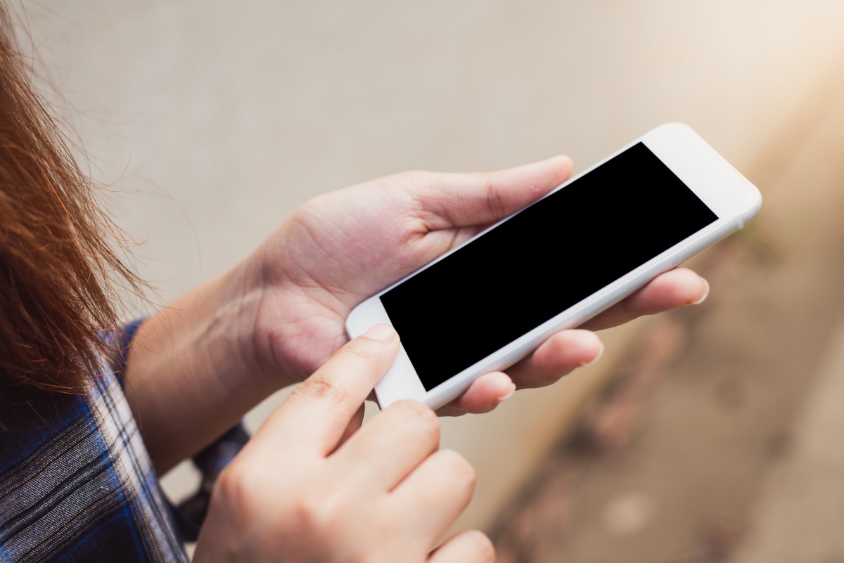 Personne consultant un smartphone