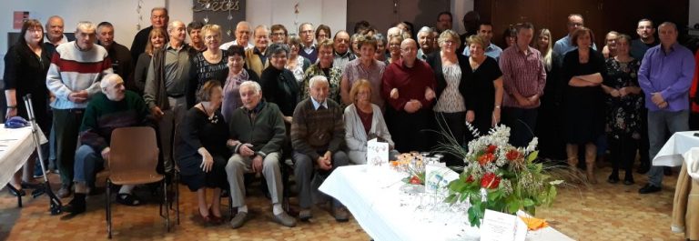 Photo de groupe lors d'une réunion associative à La Pierre