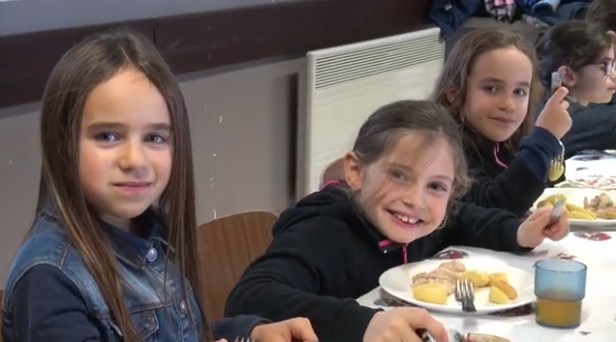 Capture vidéo d'un couple dansant lors du repas des anciens 2018 à La Pierre