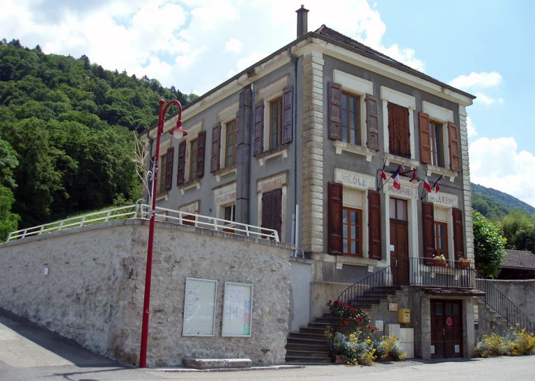 La mairie de La Pierre, façade et perron fleuri