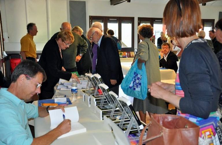 Séance de dédicaces lors d'un salon du livre