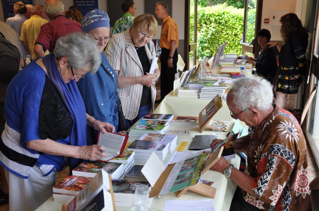 Visiteurs et auteurs lors du salon du livre de La Pierre