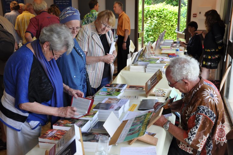 Visiteurs et auteurs lors du salon du livre de La Pierre