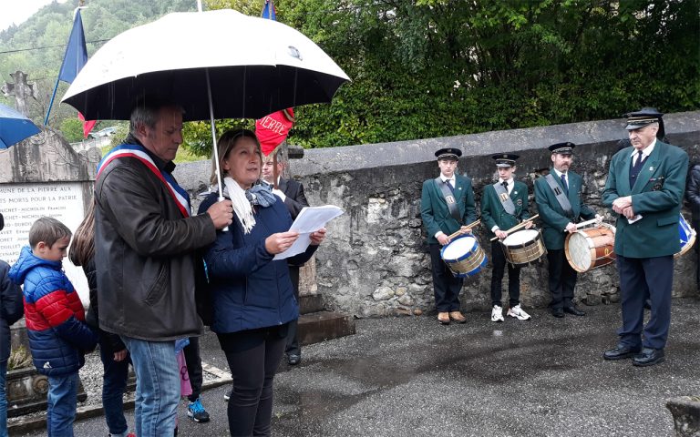 Cérémonie du 8 mai sous la pluie, élus et clairons devant le monument aux morts