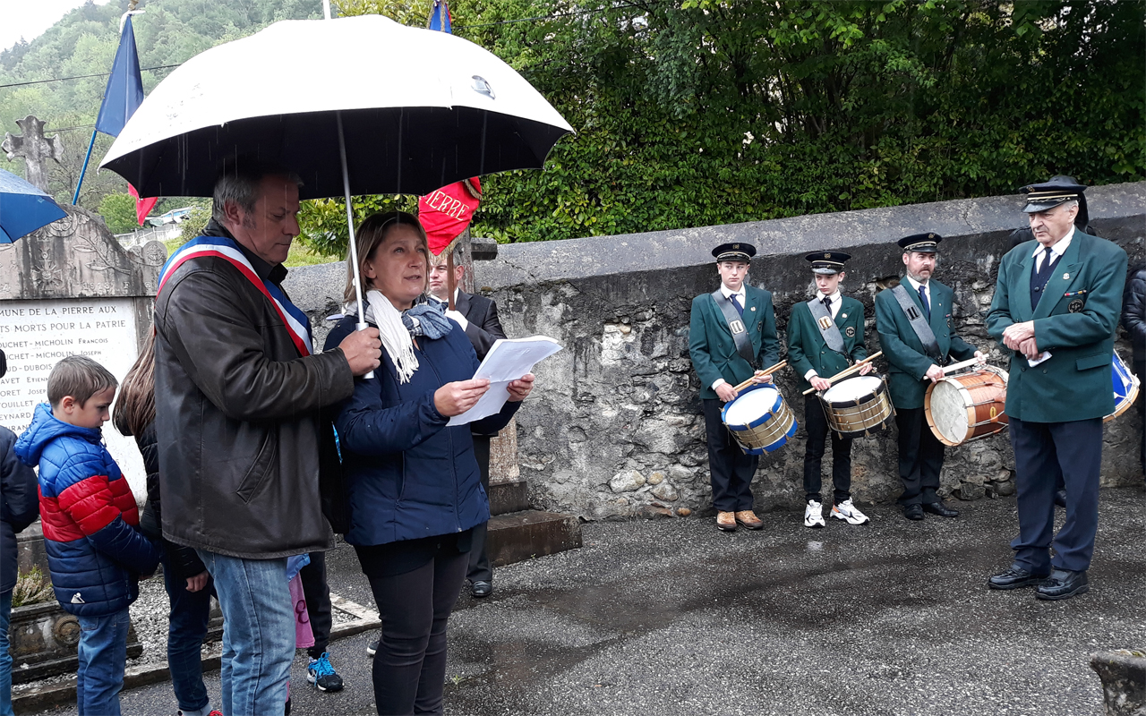 Cérémonie du 8 mai sous la pluie, élus et clairons devant le monument aux morts