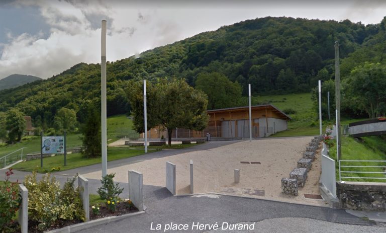 La place Hervé Durand, avec la salle communale et ses abords aménagés