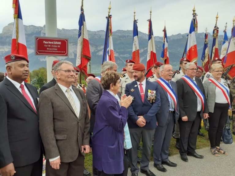 Cérémonie d'hommage avec porte-drapeaux devant la plaque de la place Hervé Durand