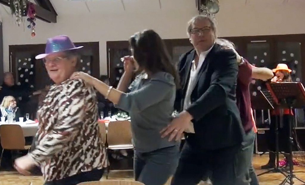 Une chenille de danseurs lors d'une fête villageoise