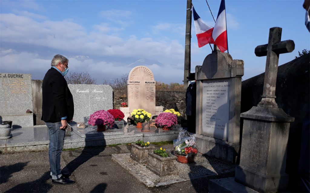 Dépôt de gerbe au monument aux morts du cimetière de La Pierre