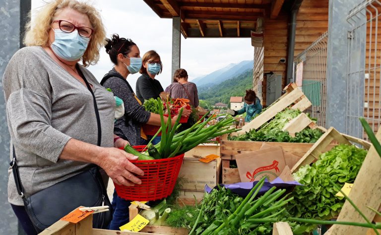 Habitants faisant leurs courses au marché de La Pierre, en période de restrictions sanitaires