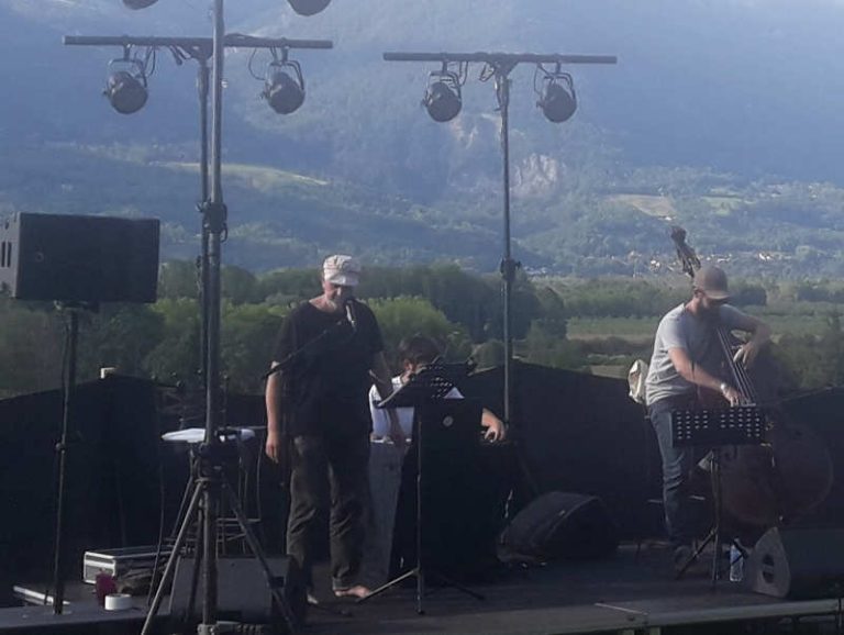 Concert en plein air avec vue sur les montagnes, festival Pierre'Kiroul