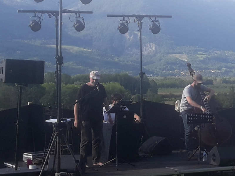 Concert en plein air avec vue sur les montagnes, festival Pierre'Kiroul