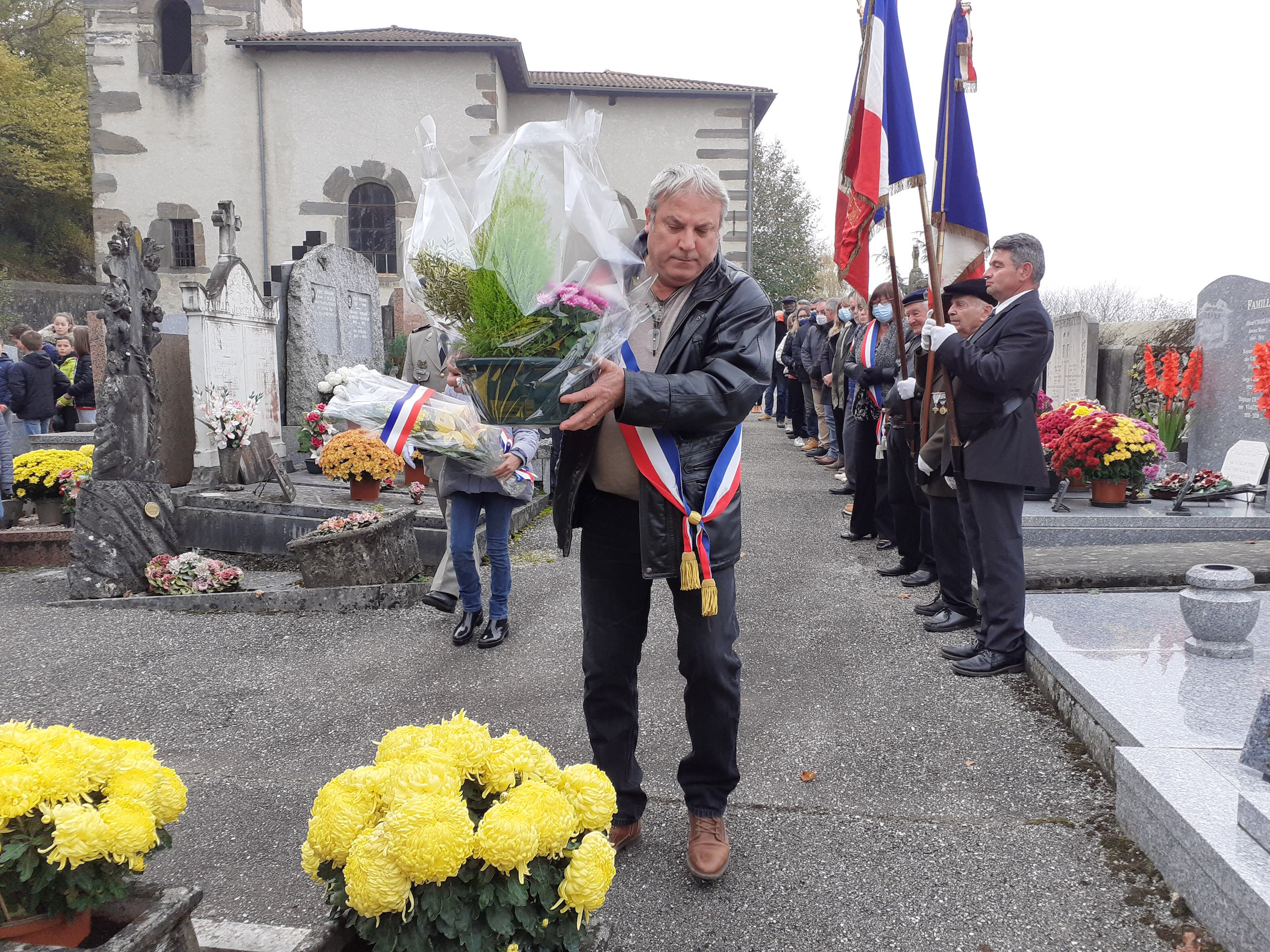 Cérémonie du 11 novembre, dépôt de gerbe au cimetière devant l'église de La Pierre