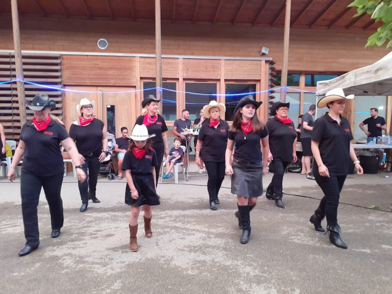 Groupe de danseurs en tenue western lors d'une soirée country