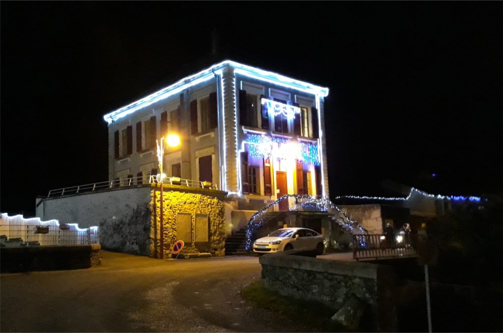 La mairie de La Pierre illuminée pour les fêtes de fin d'année