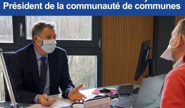 Le président de la communauté de communes en entretien, portant un masque sanitaire