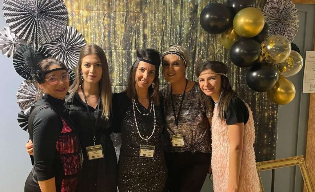 Groupe de cinq femmes déguisées lors d'une soirée du Nouvel An