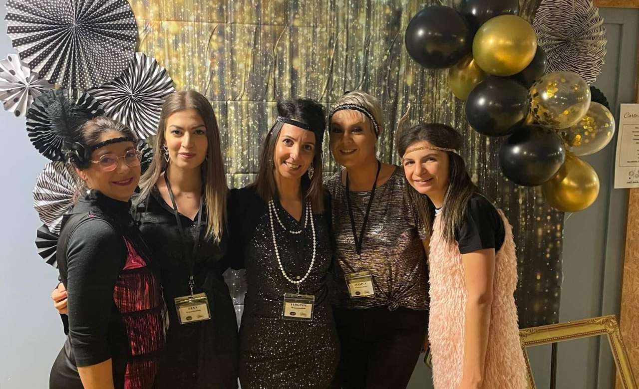 Groupe de cinq femmes déguisées lors d'une soirée du Nouvel An