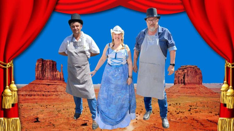 Trois habitants déguisés pour la soirée Far West Dream à La Pierre