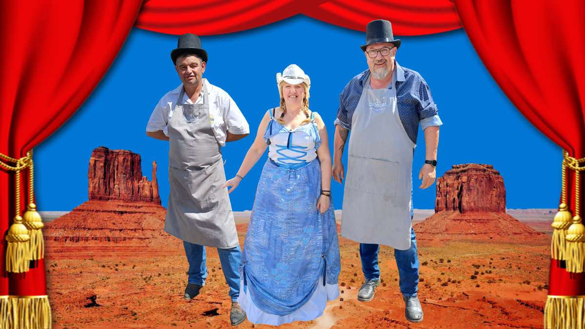 Trois habitants déguisés pour la soirée Far West Dream à La Pierre