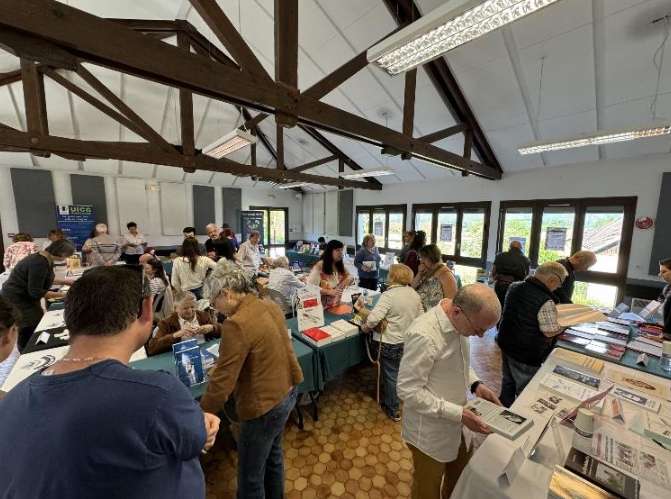 Visiteurs et exposants lors d'un salon du livre à La Pierre