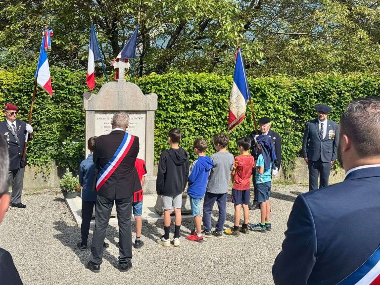 Cérémonie commémorative au monument aux morts, avec des élus et des enfants du village