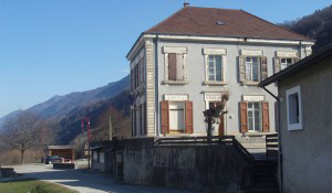 La mairie de La Pierre, façade avec ses volets rouges