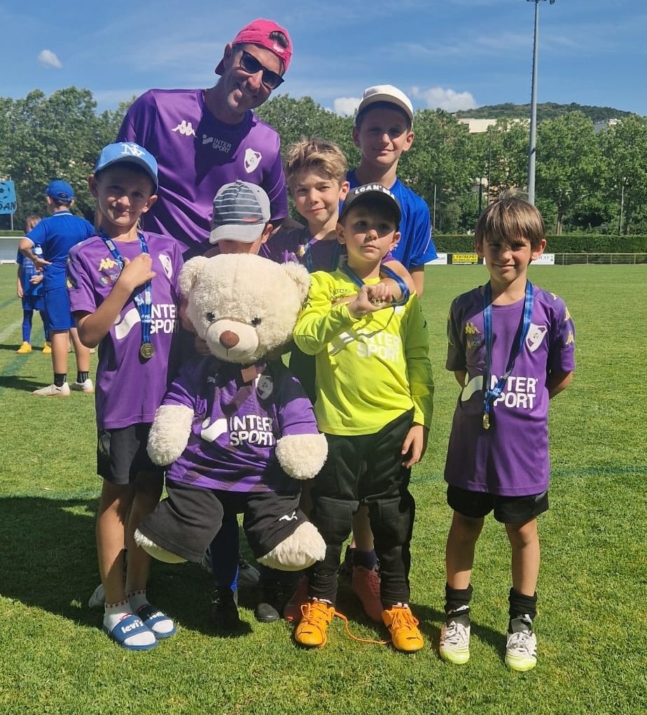 Jeunes joueurs du FCLPG avec la mascotte du club