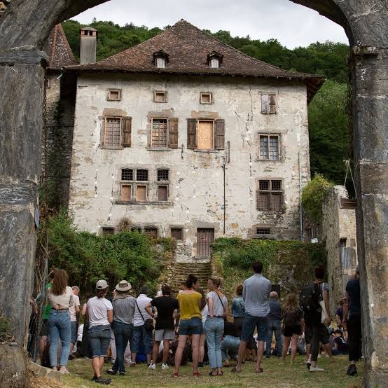 Visiteurs devant le manoir de Vaubonnais lors des Rendez-vous au Manoir
