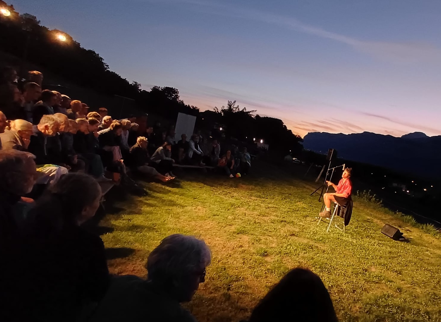 Public rassemblé au Manoir de Vaubonnais pour le spectacle Playback FM