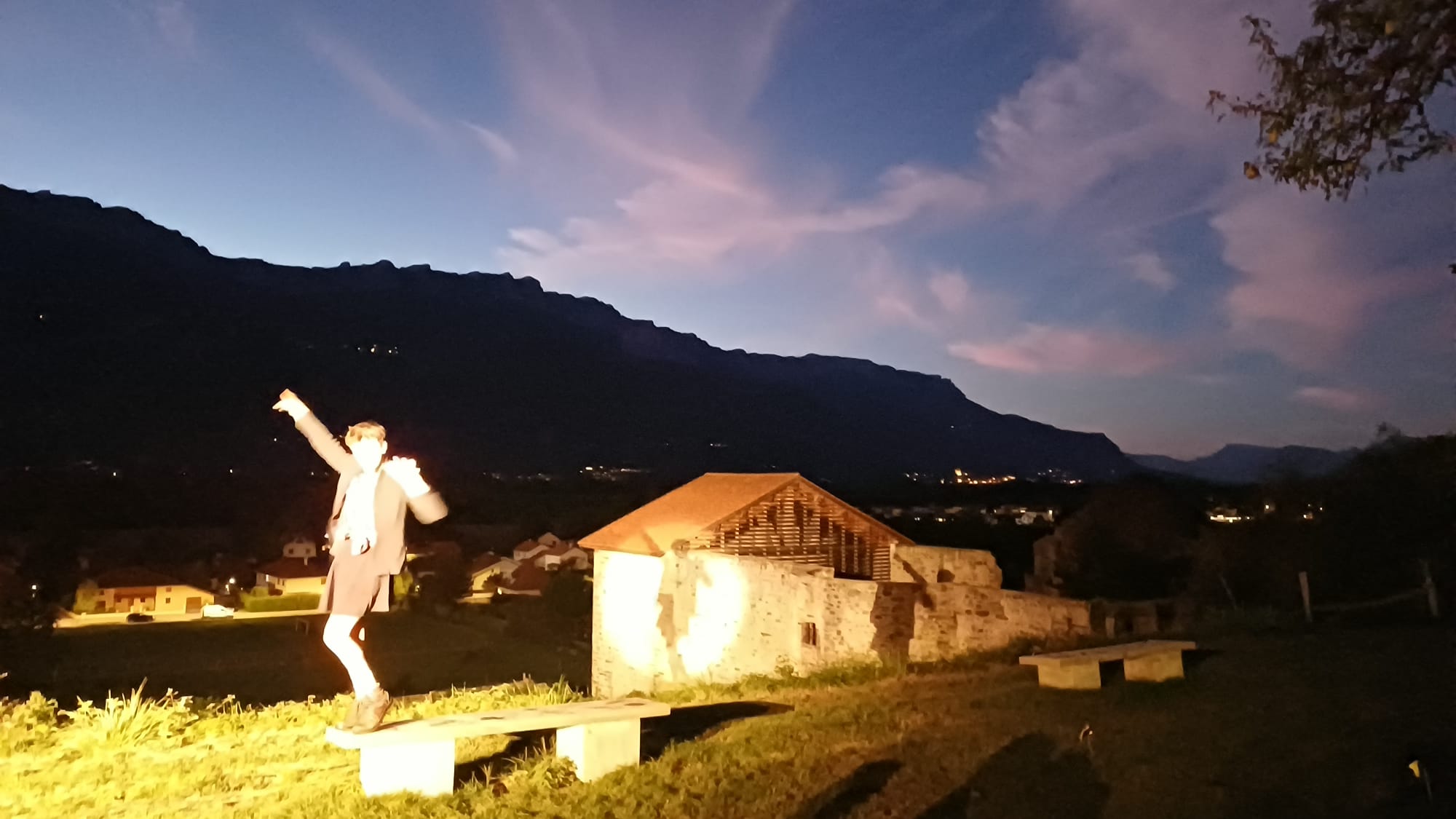 Valentin Dilas en pleine performance devant le manoir, à la tombée de la nuit