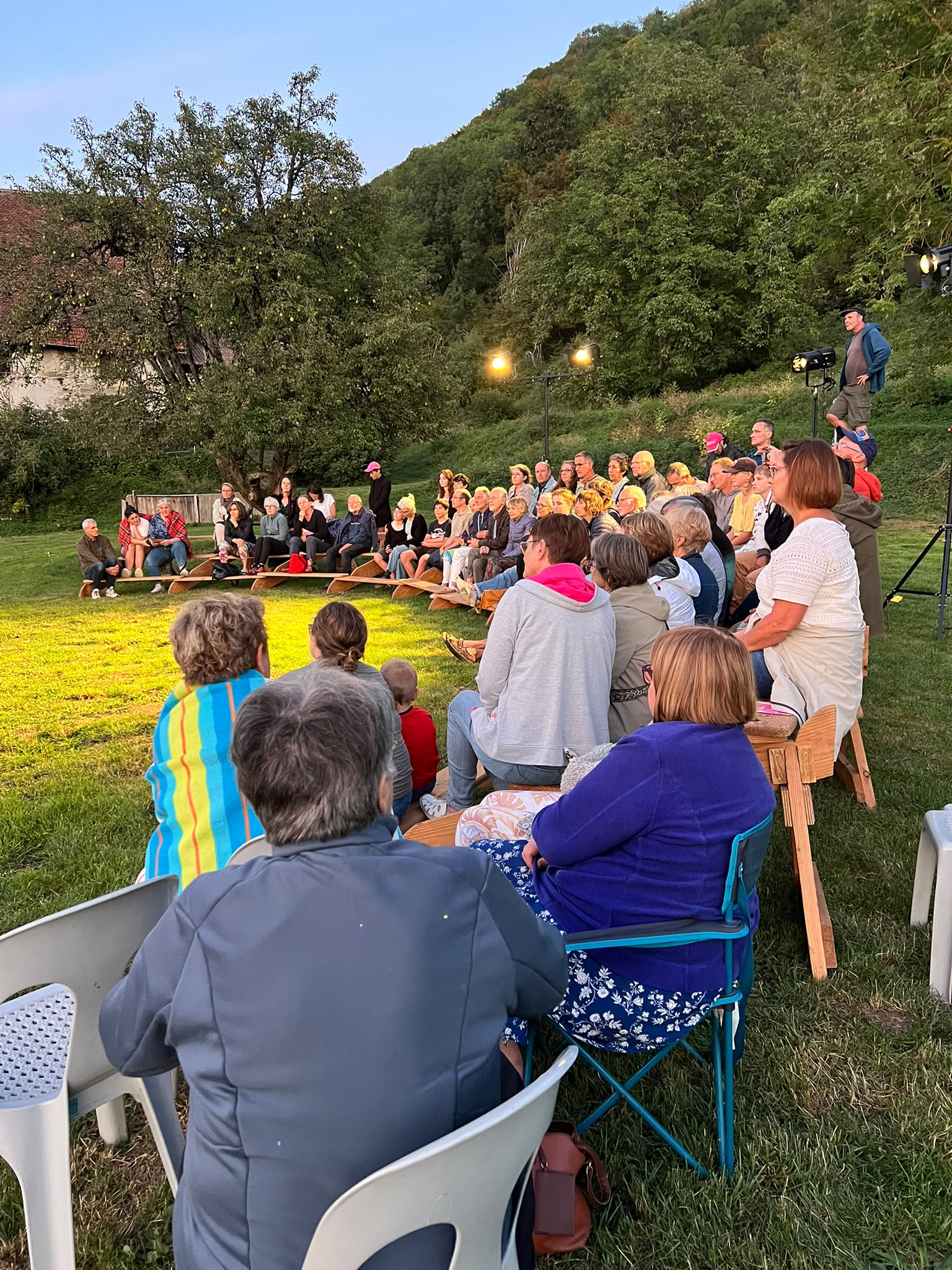 Le public installé sur les gradins en bois du Manoir de Vaubonnais pendant le spectacle