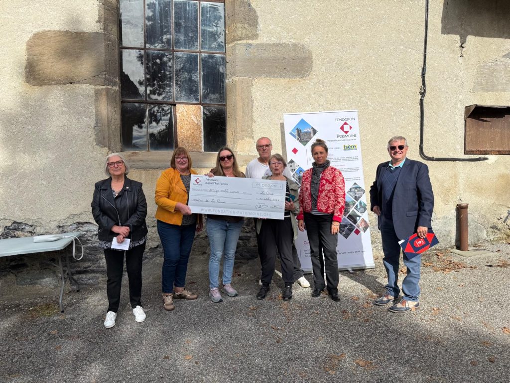 Remise du chèque de 11 000 € de la Fondation du Patrimoine devant l'église Saint-Pierre de La Pierre