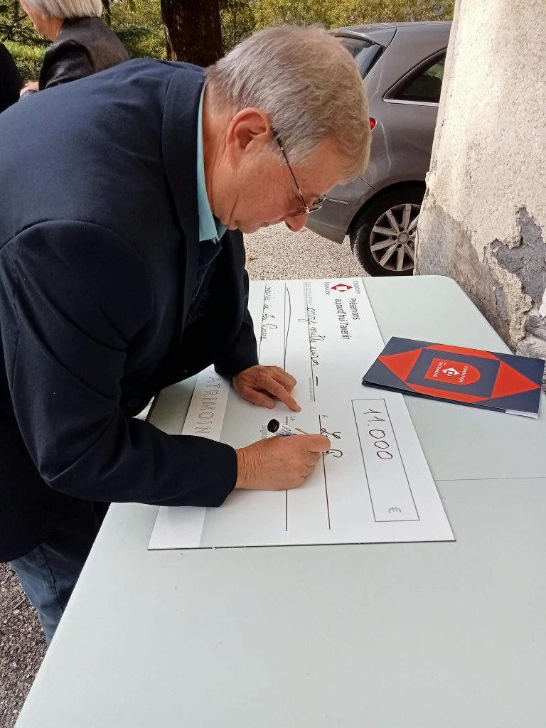 Élus et représentants de la Fondation du Patrimoine réunis devant l'église Saint-Pierre