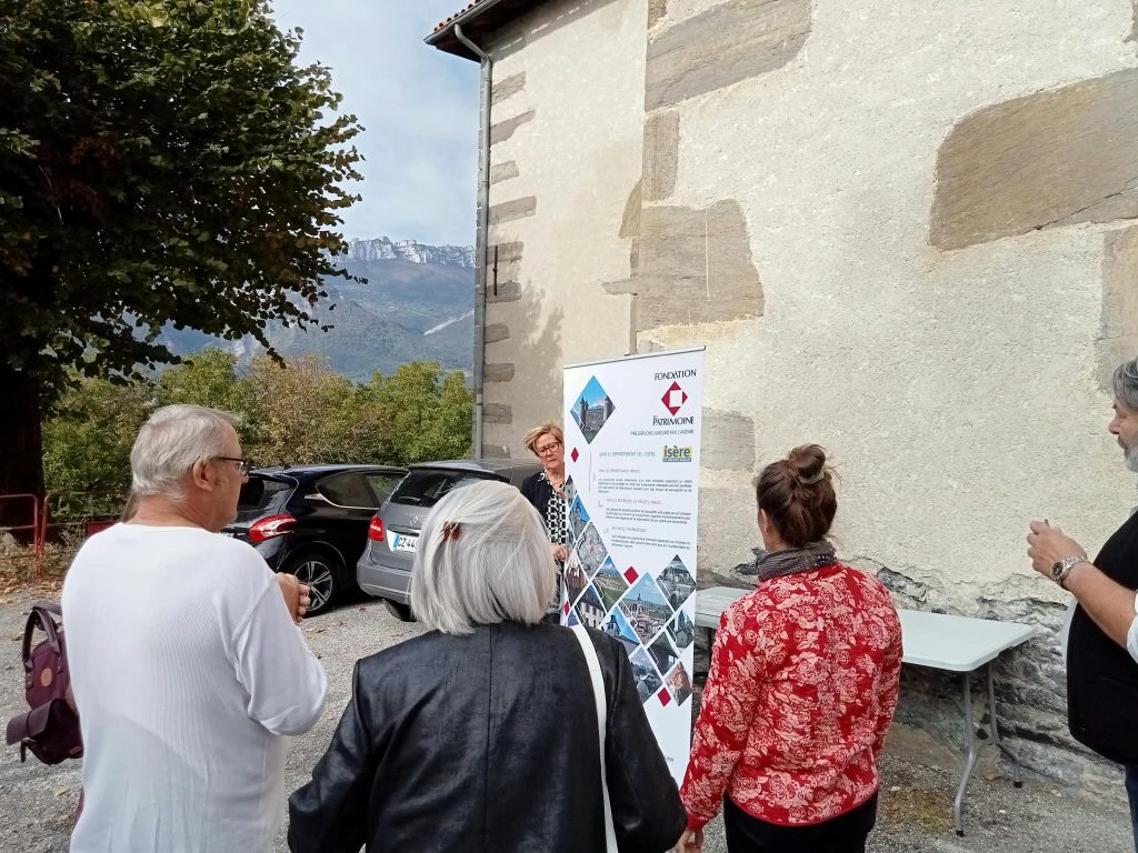 Une élue de La Pierre signe le chèque géant de la Fondation du Patrimoine