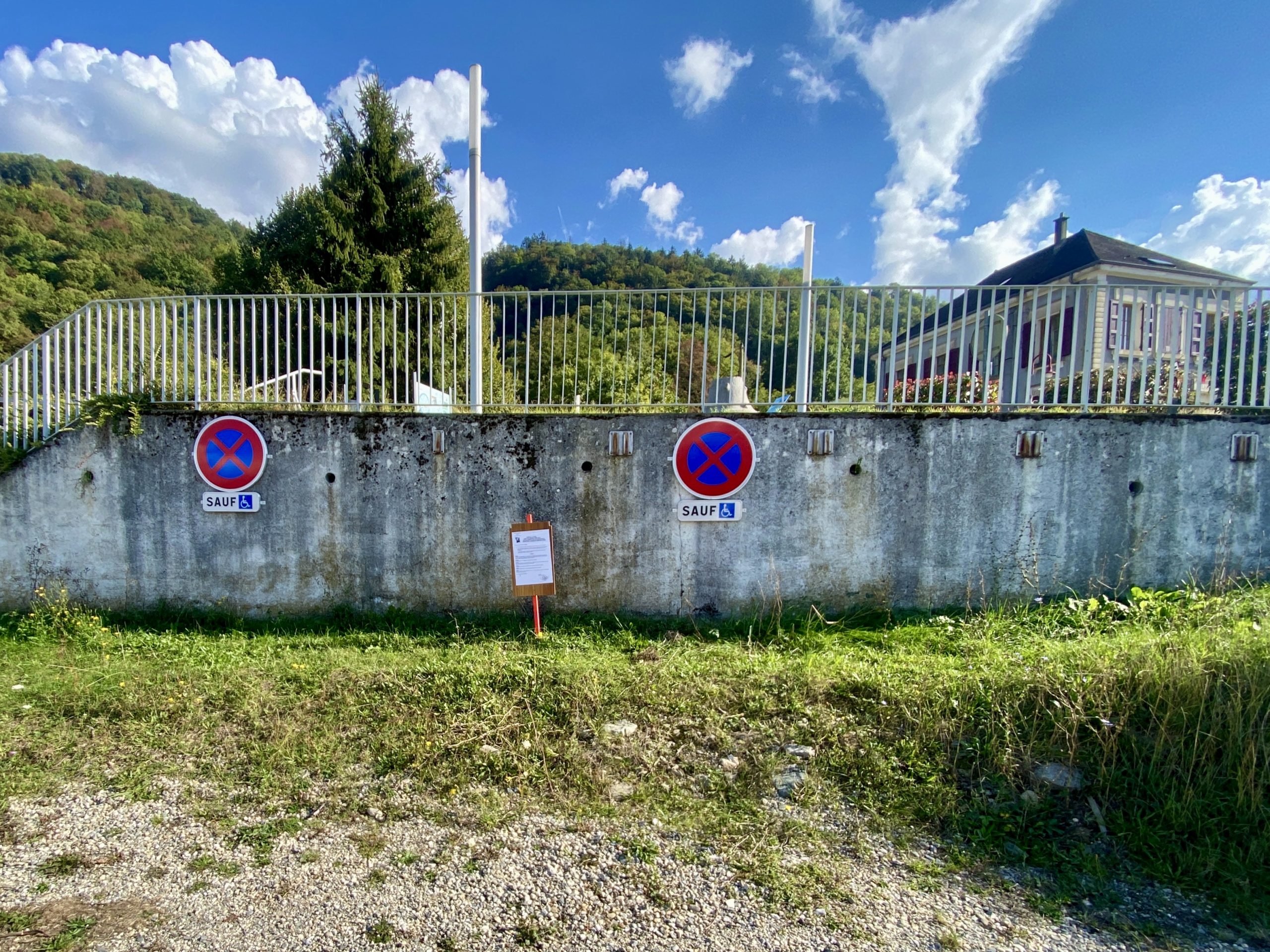 Deux places de stationnement réservées aux personnes à mobilité réduite au parking du village